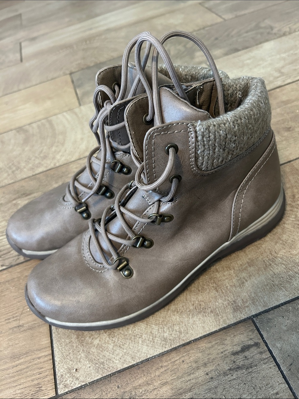 Yari Taupe Lace-Up Hiking Boots Women’s Size 9M